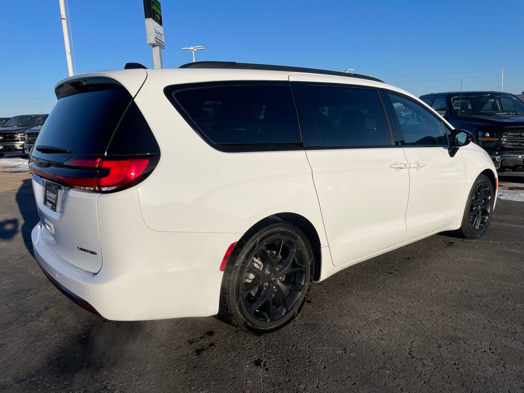 Used 2025 Chrysler Pacifica Limited FWD image 4
