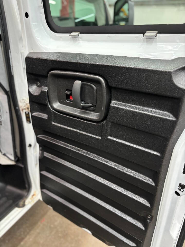 Used 2015 Chevrolet Express 2500 image 30