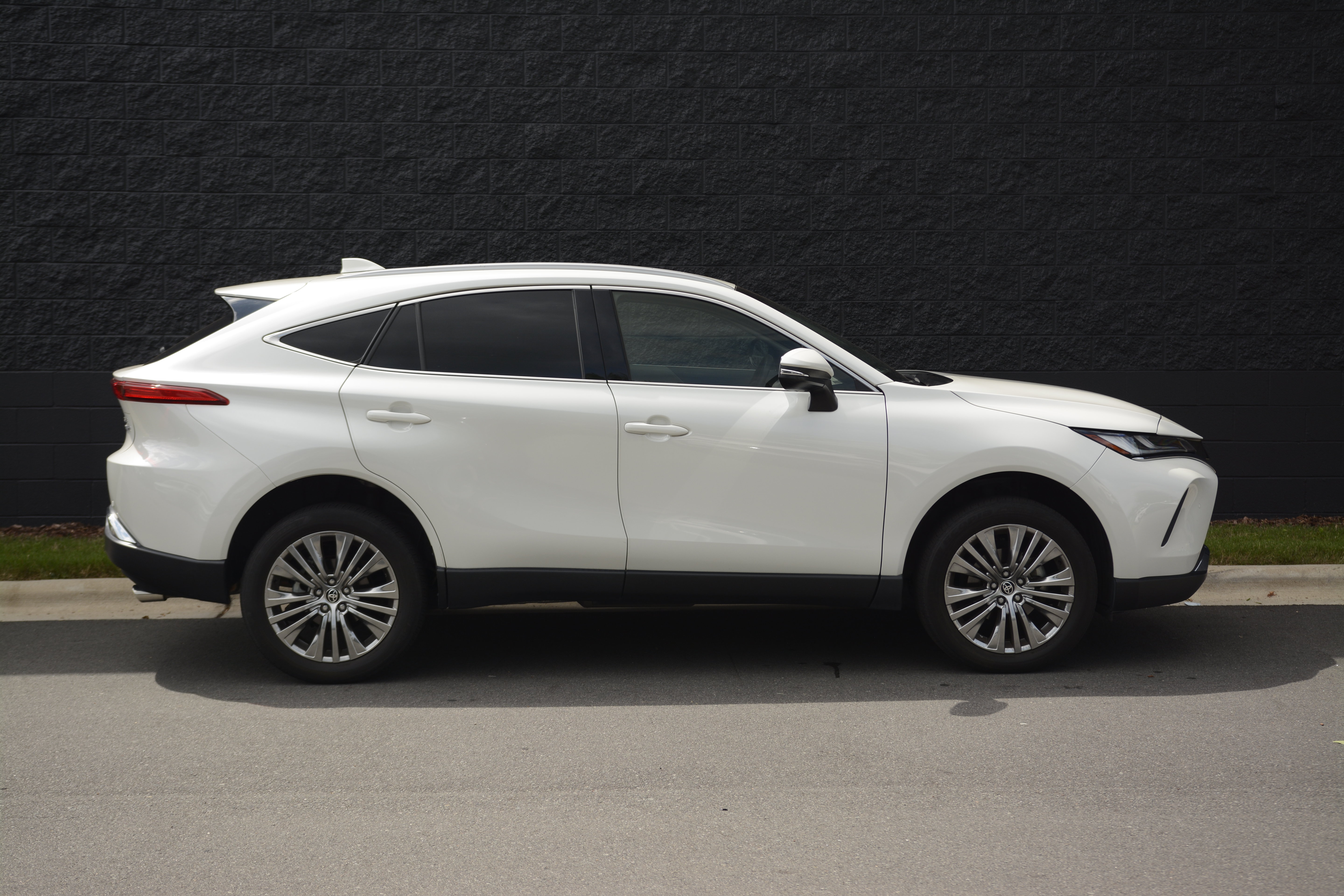 Used 2022 Toyota Venza XLE AWD/4WD image 8