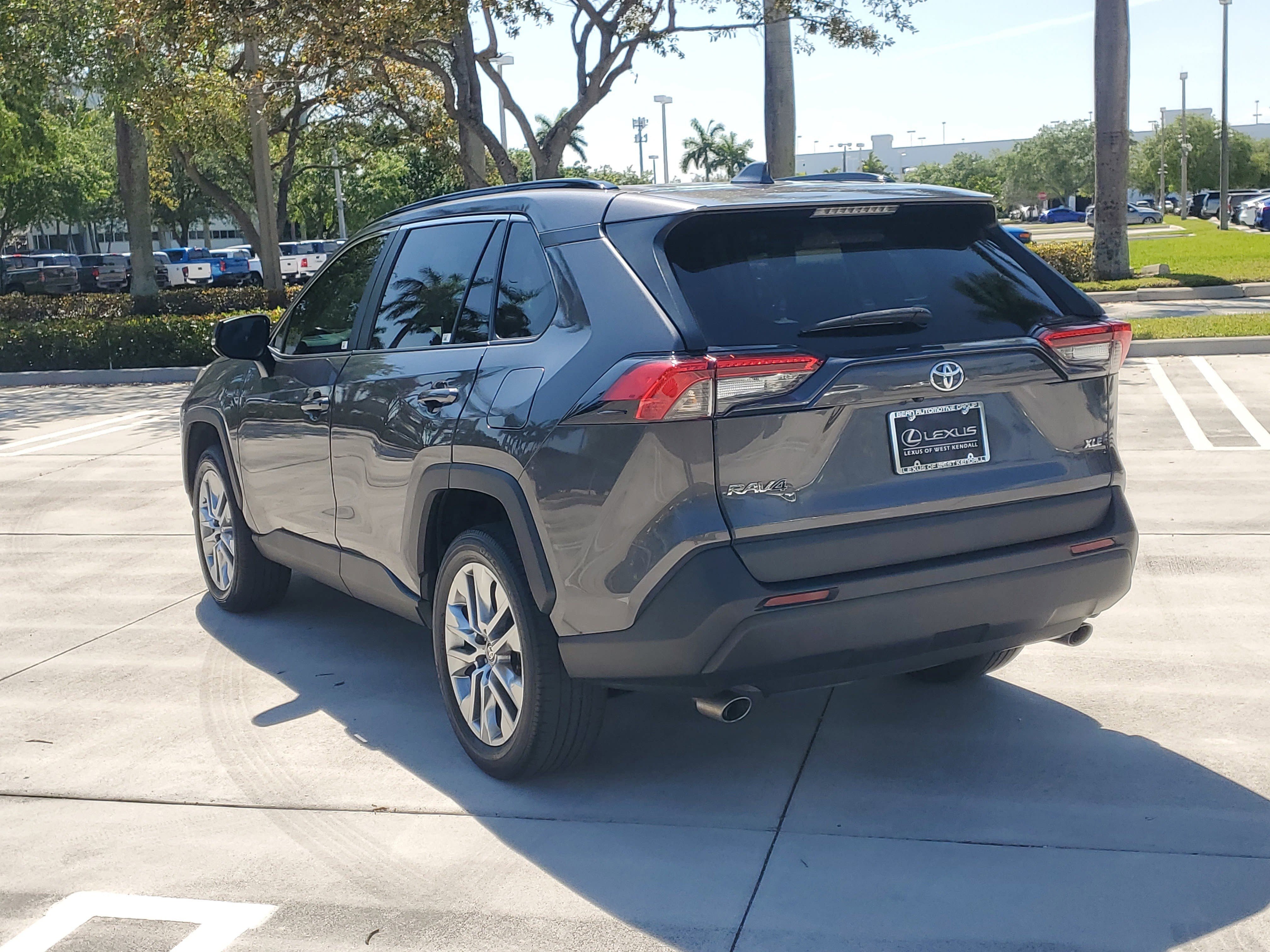 Used 2023 Toyota RAV4 XLE Premium image 8
