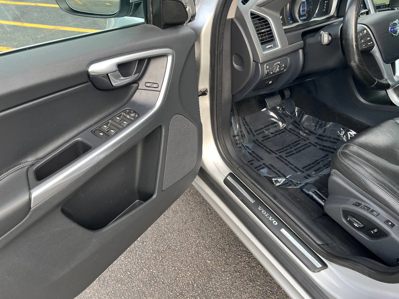 Used 2016 Volvo XC60 T5 Platinum w/ Protection Package AWD/4WD image 18