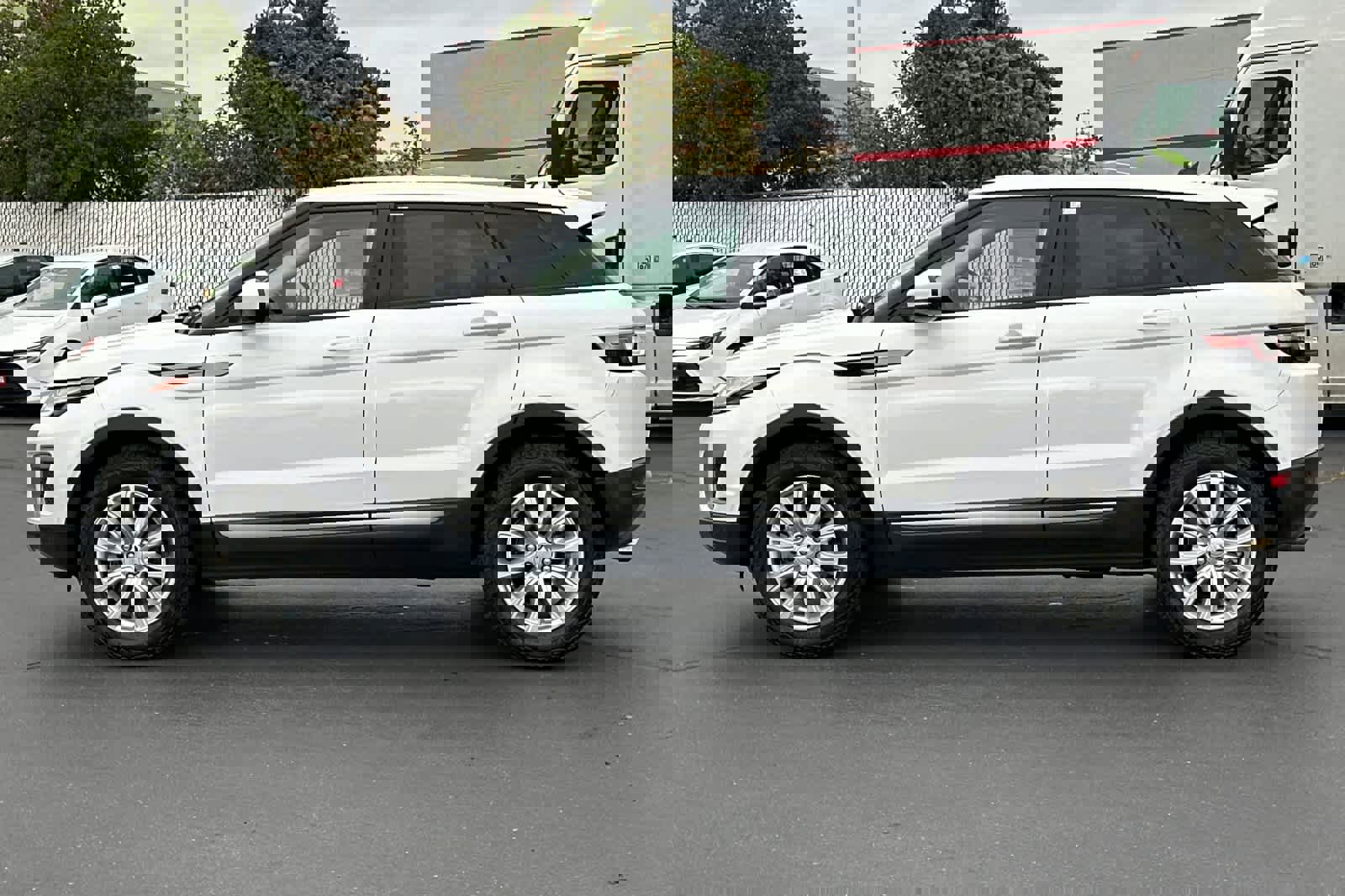 Used 2016 Land Rover Range Rover Evoque SE image 9