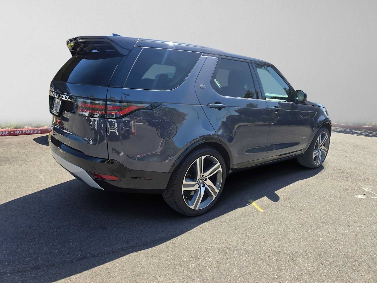 Used 2025 Land Rover Discovery Metropolitan Edition AWD/4WD image 3