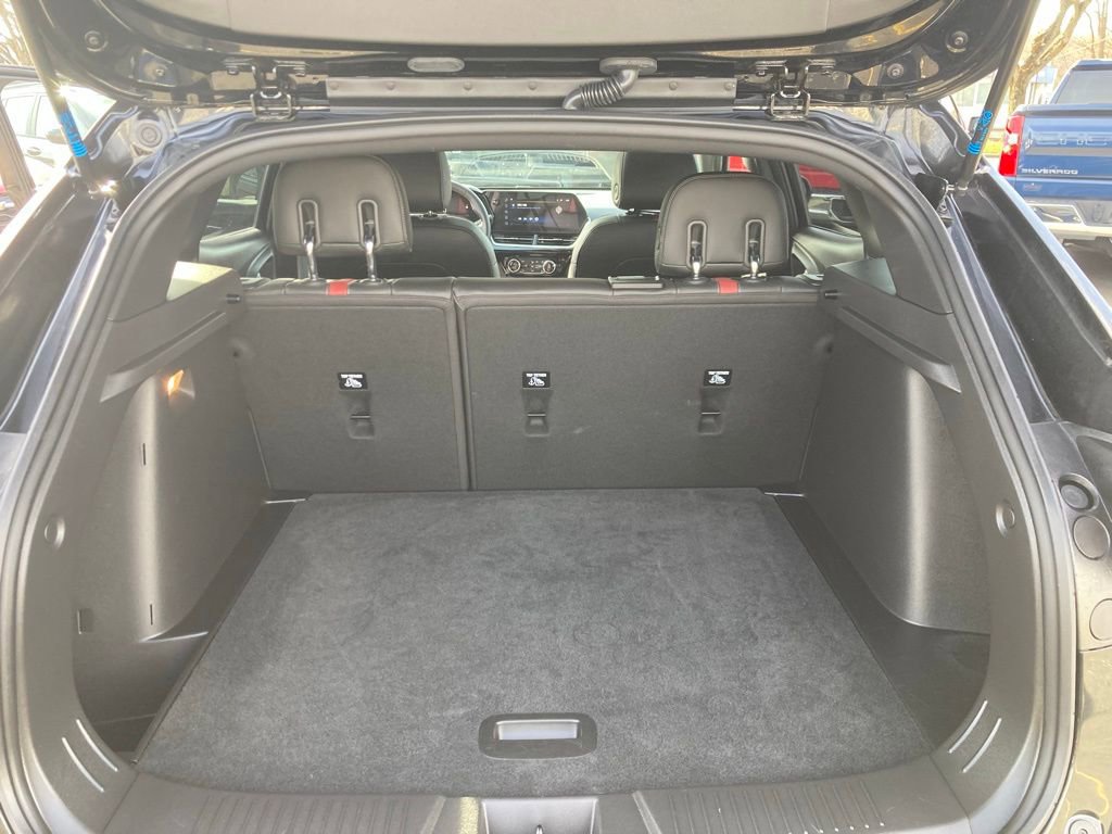 Used 2025 Chevrolet Trax RS w/ Sunroof Package FWD image 25