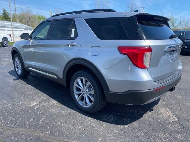 Used 2024 Ford Explorer XLT w/ Equipment Group 202A AWD/4WD image 3