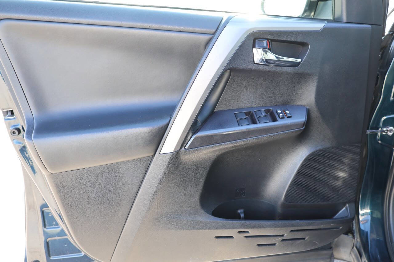 Used 2018 Toyota RAV4 XLE AWD/4WD image 12