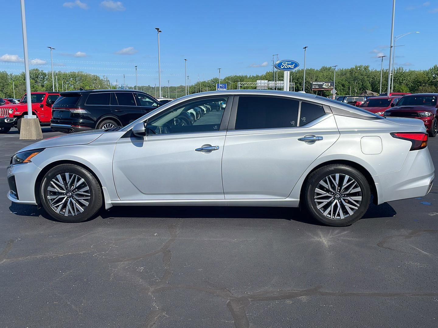 Used 2023 Nissan Altima 2.5 SV FWD image 2