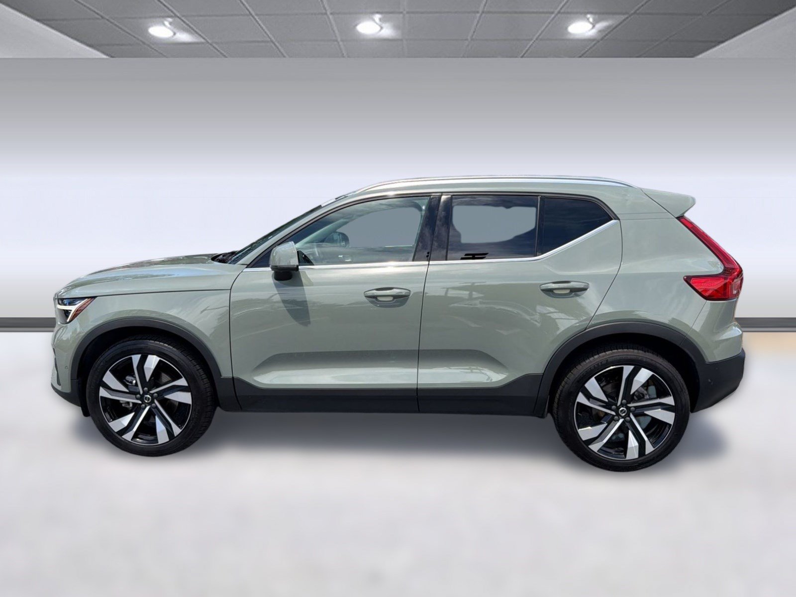 Certified 2024 Volvo XC40 B5 Plus AWD/4WD image 2