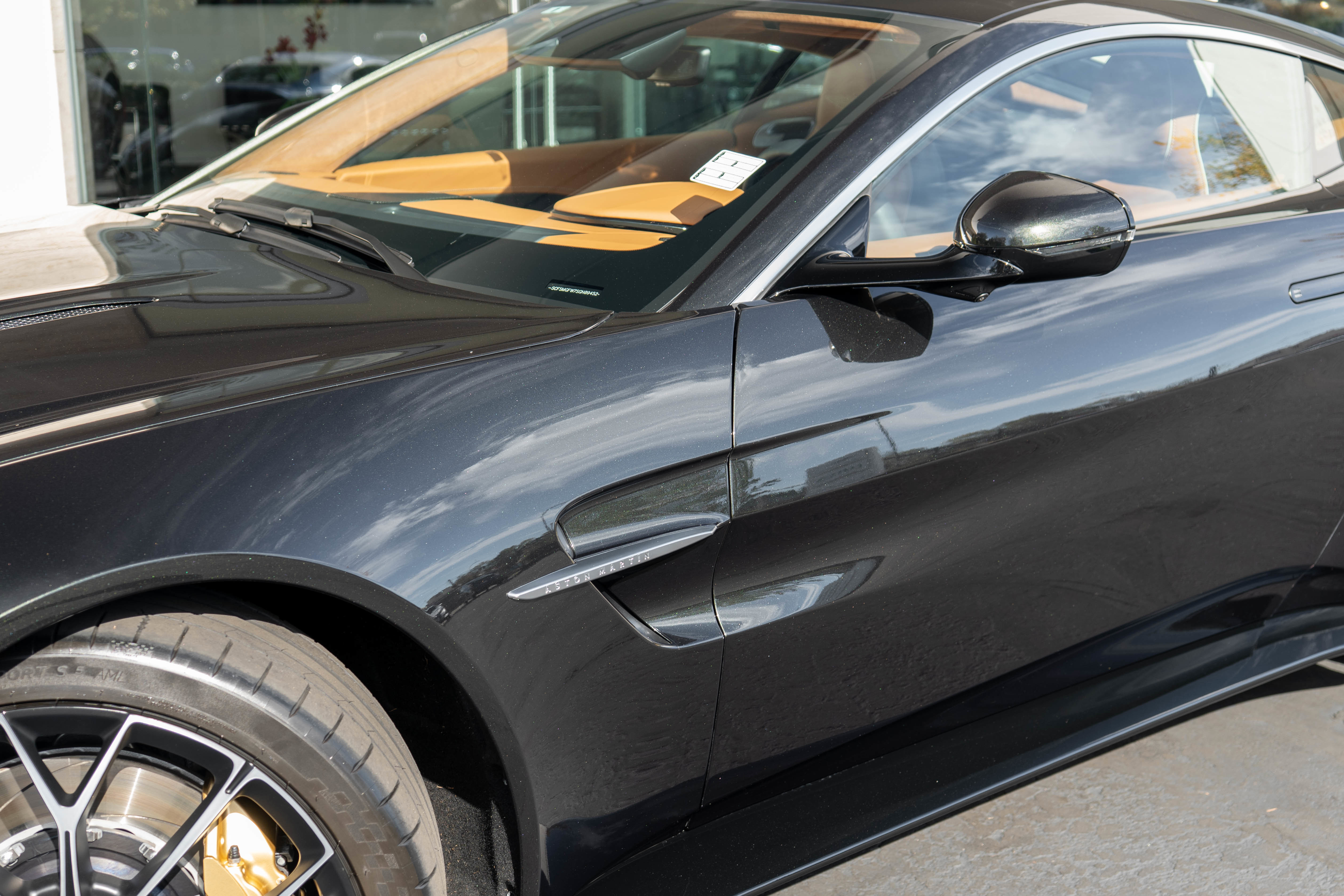 Used 2025 Aston Martin V8 Vantage Coupe image 37