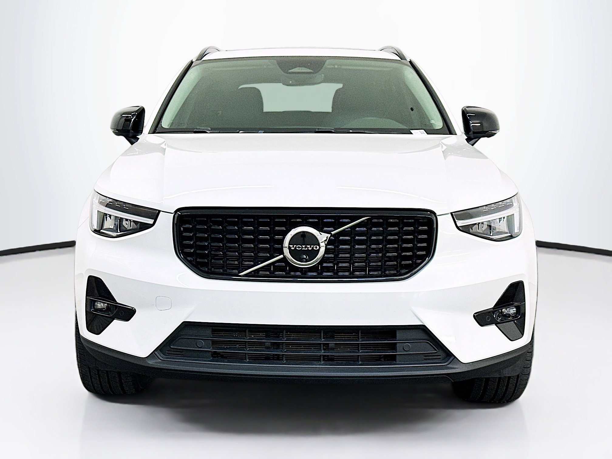 Used 2023 Volvo XC40 B5 Plus w/ Protection Package image 2