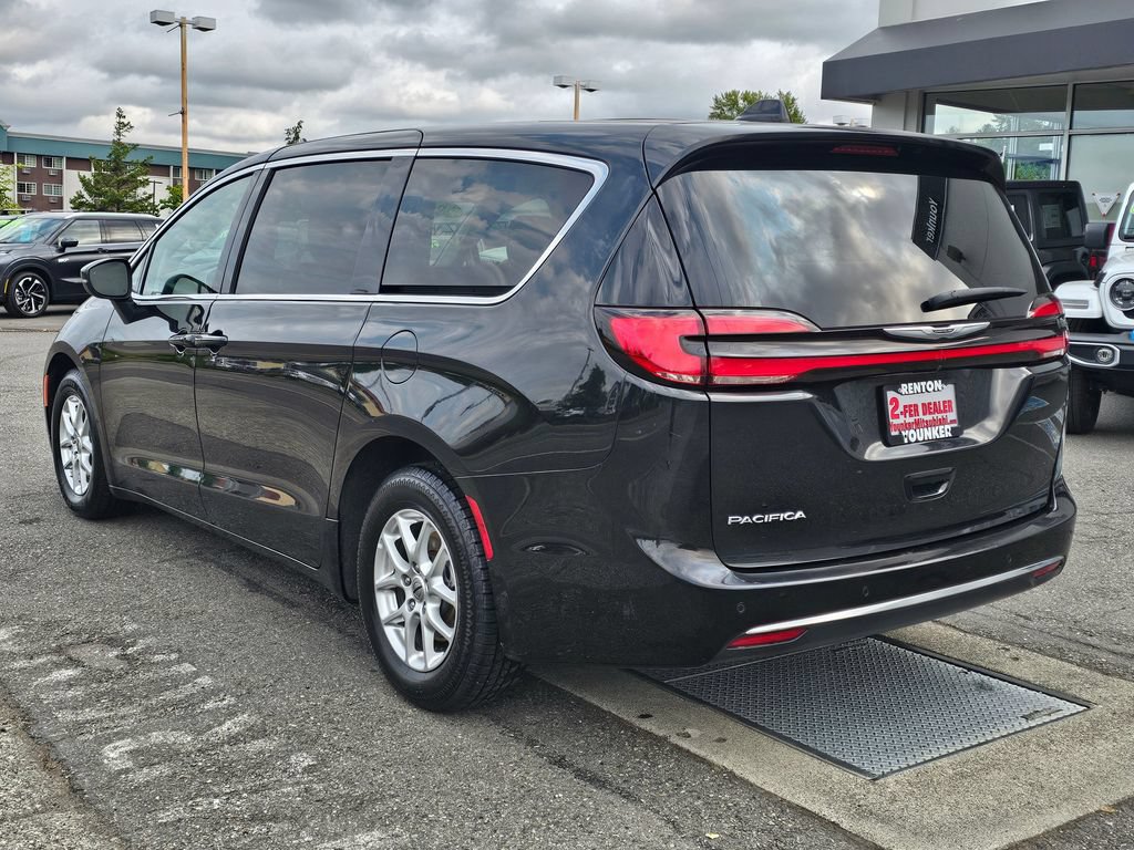 Used 2023 Chrysler Pacifica Touring-L FWD image 6