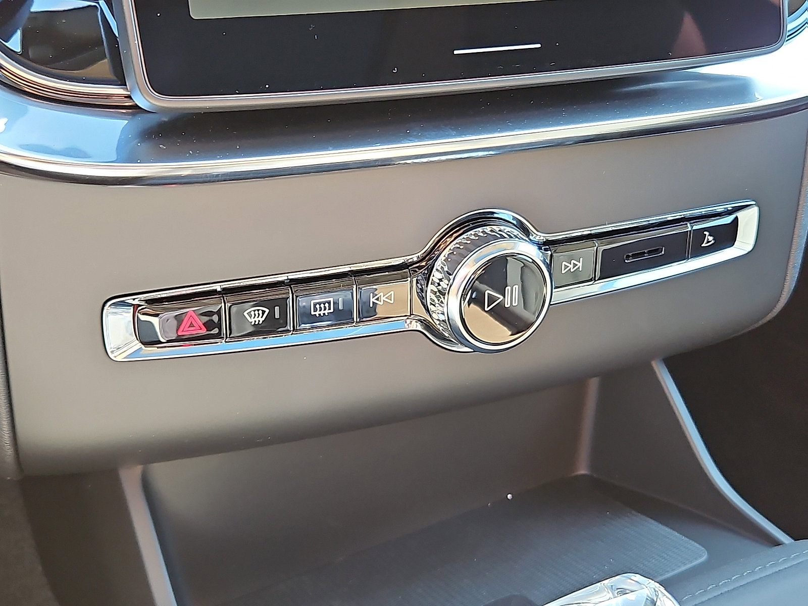 New 2026 Volvo XC90 B6 Plus w/ Protection Package Premier image 13