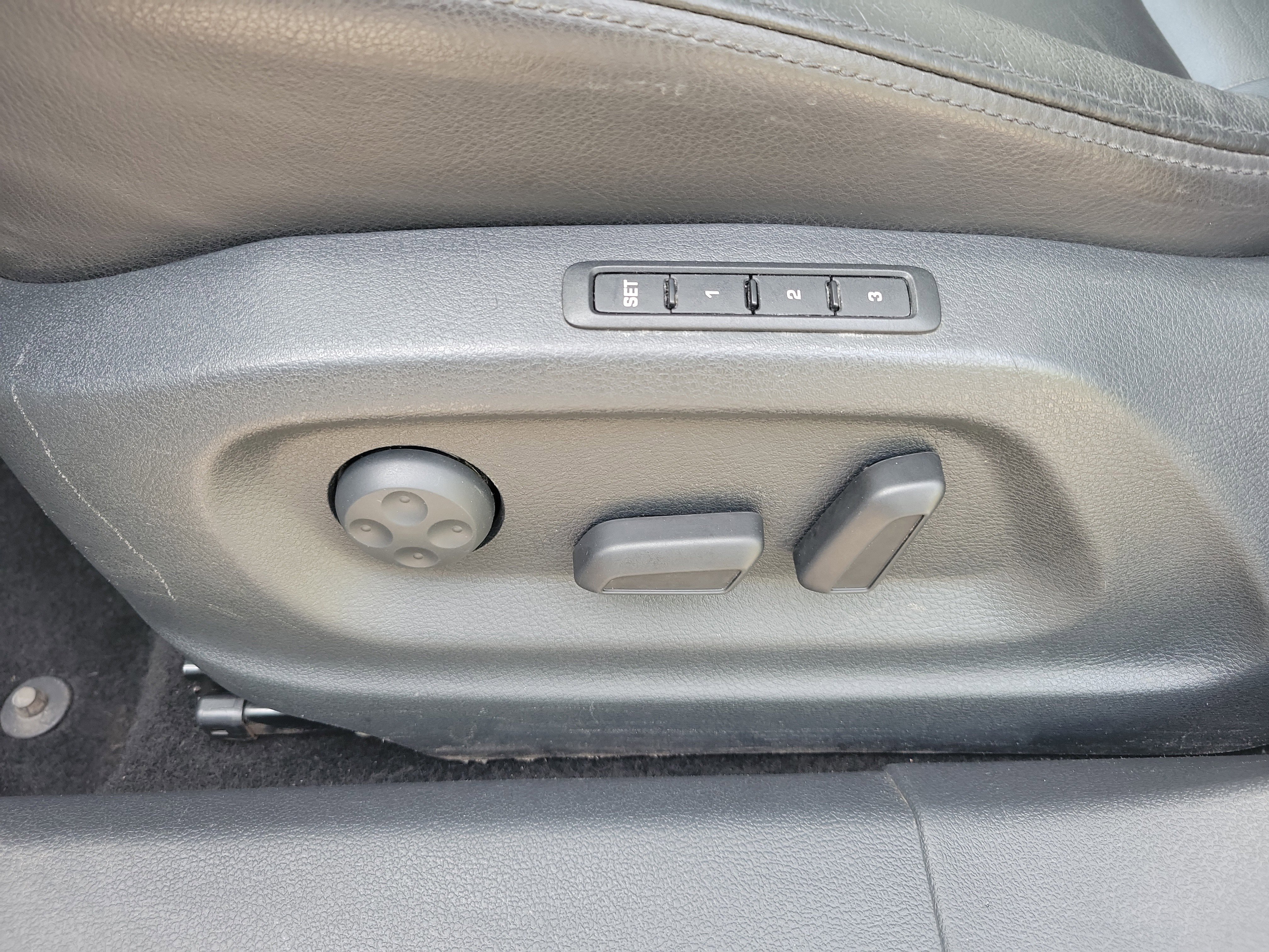 Used 2017 Volkswagen Tiguan SEL image 25