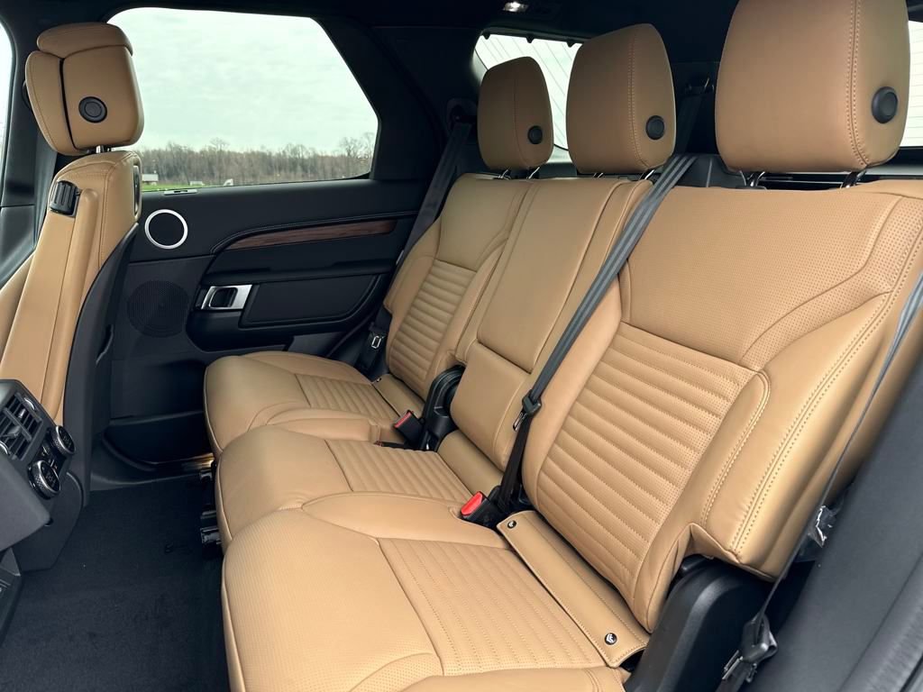 Used 2025 Land Rover Discovery Dynamic SE image 16