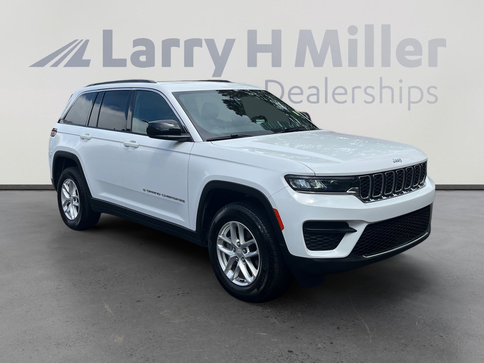 Used 2025 Jeep Grand Cherokee Laredo X w/ Trailer Tow Package AWD/4WD image 7