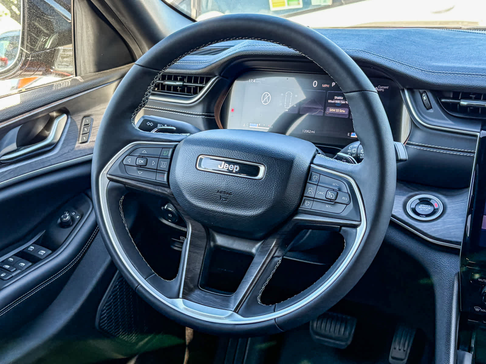 Used 2024 Jeep Grand Cherokee Limited w/ Luxury Tech Group II image 14