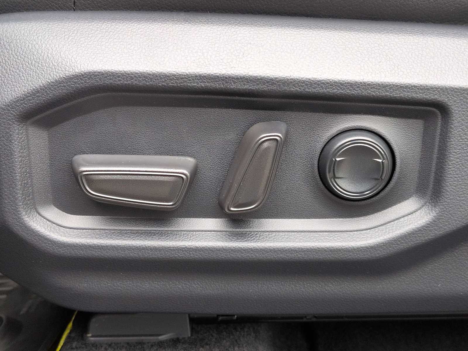 Used 2025 Toyota Tundra Limited AWD/4WD image 18