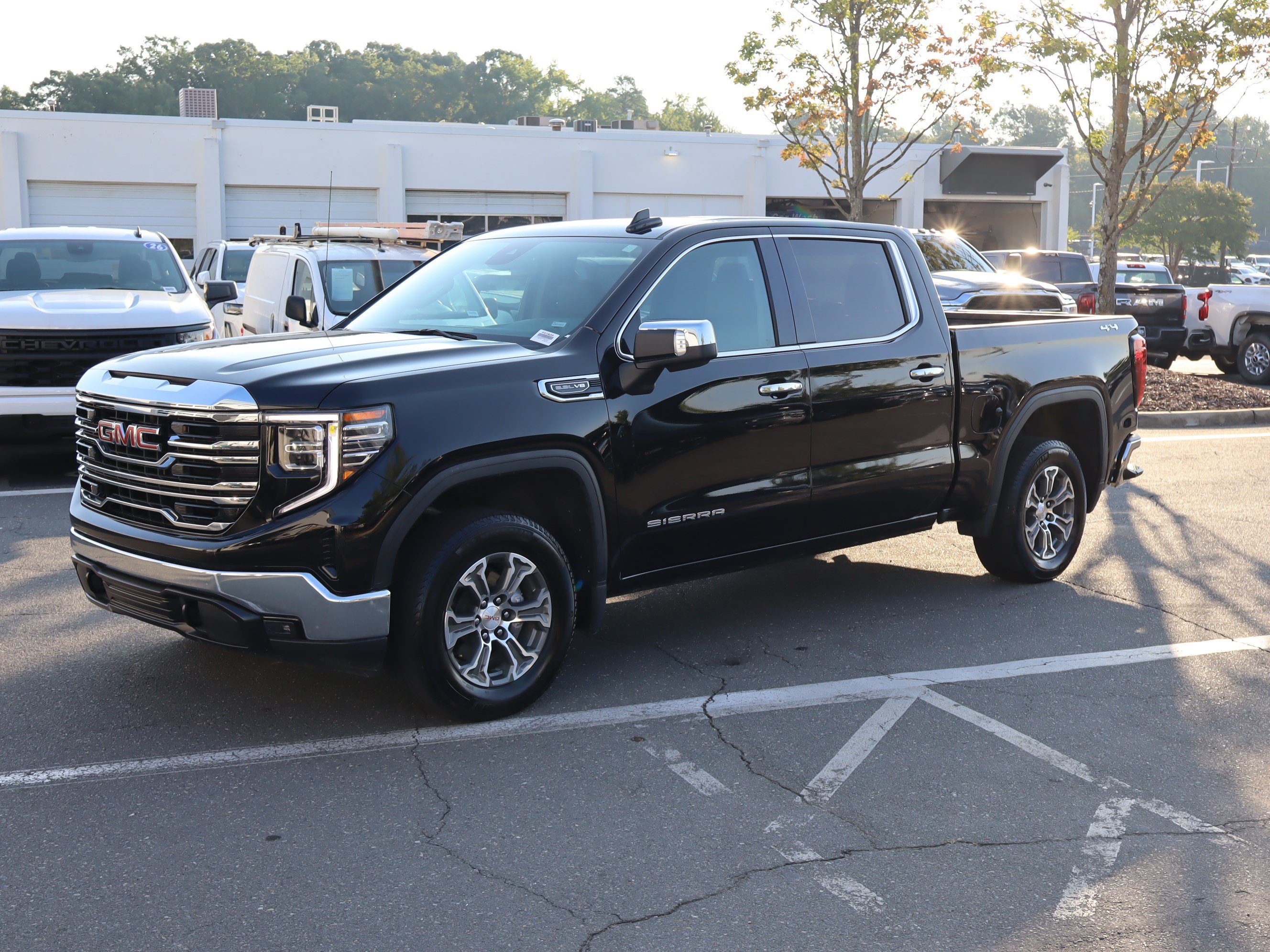Used 2025 GMC Sierra 1500 SLT AWD/4WD image 5