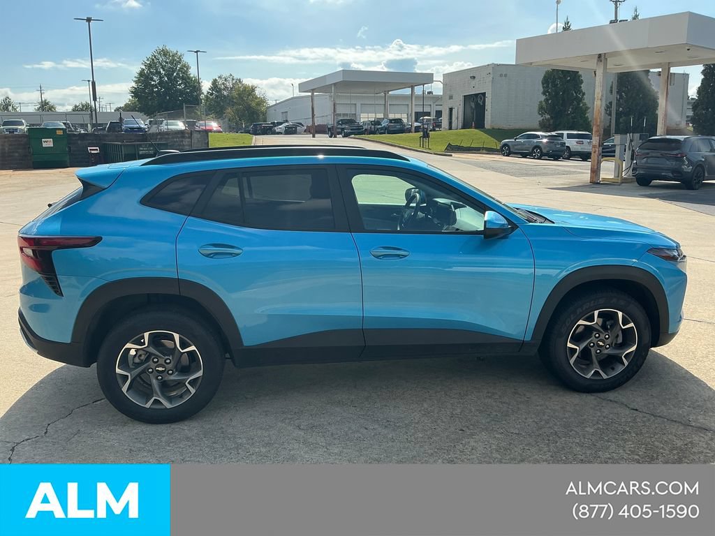 Used 2025 Chevrolet Trax LT FWD image 8