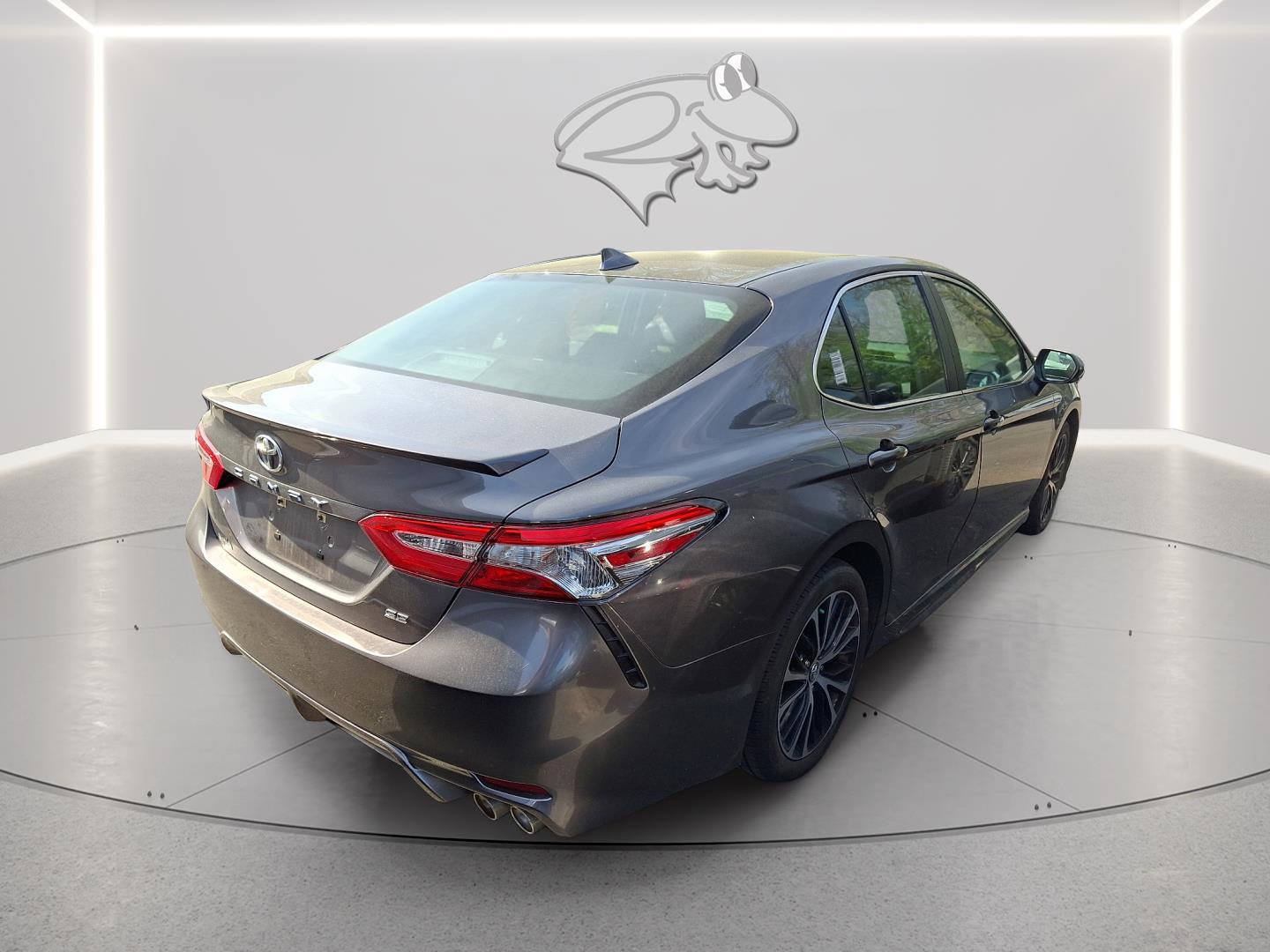 Used 2020 Toyota Camry SE w/ Convenience Package FWD image 3