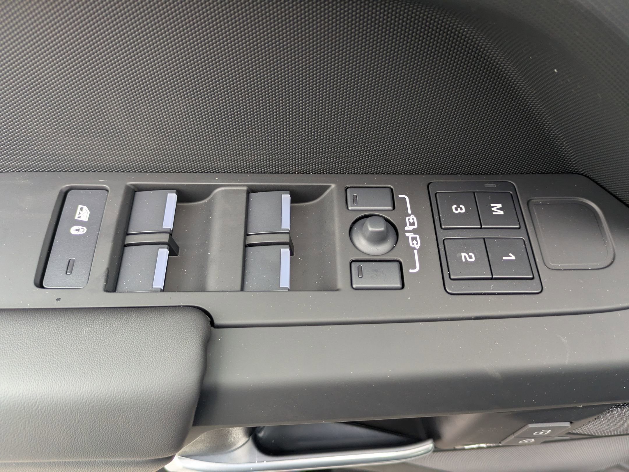 New 2026 Land Rover Defender 110 X-Dynamic SE image 22