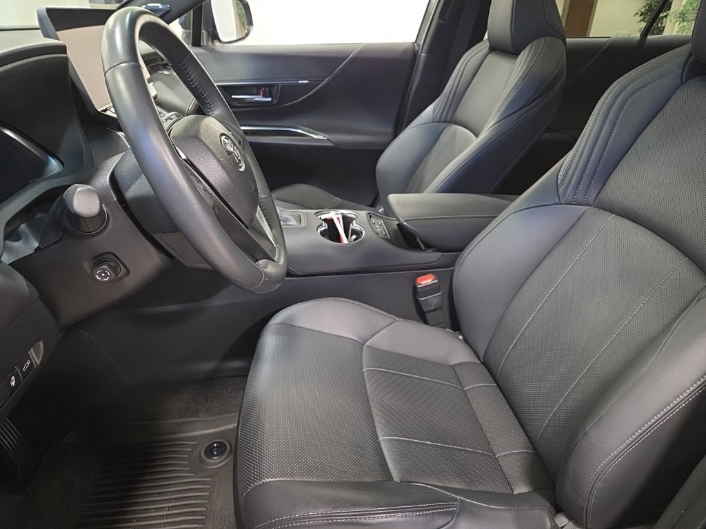 Used 2023 Toyota Venza Limited image 12