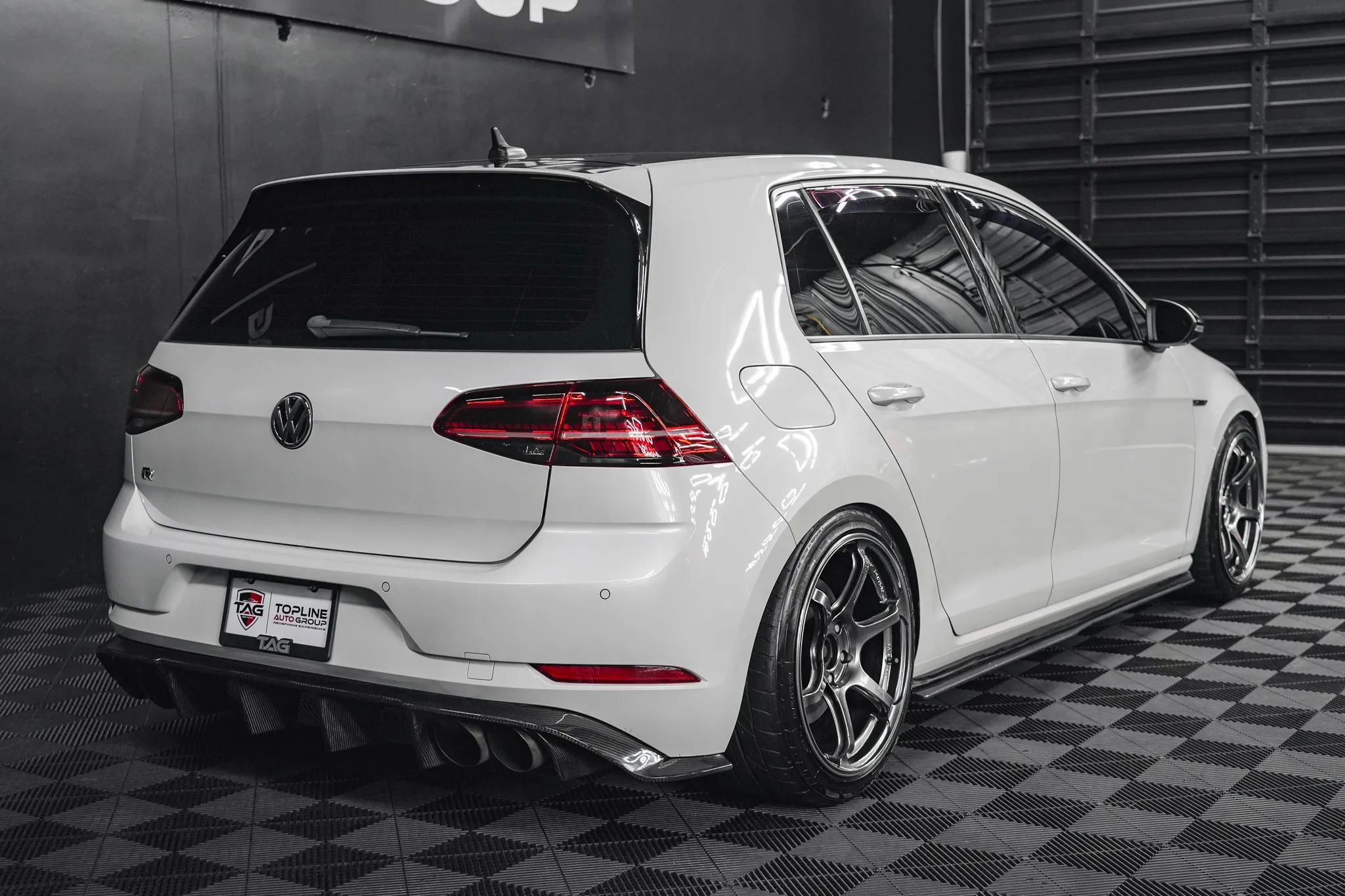 Used 2018 Volkswagen Golf R 4-Door image 24