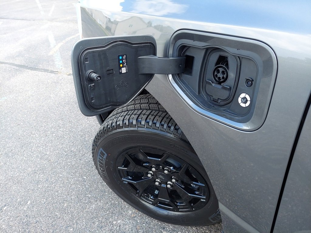 Used 2025 Ford F150 Lightning XLT w/ Max Trailer Tow Package image 9