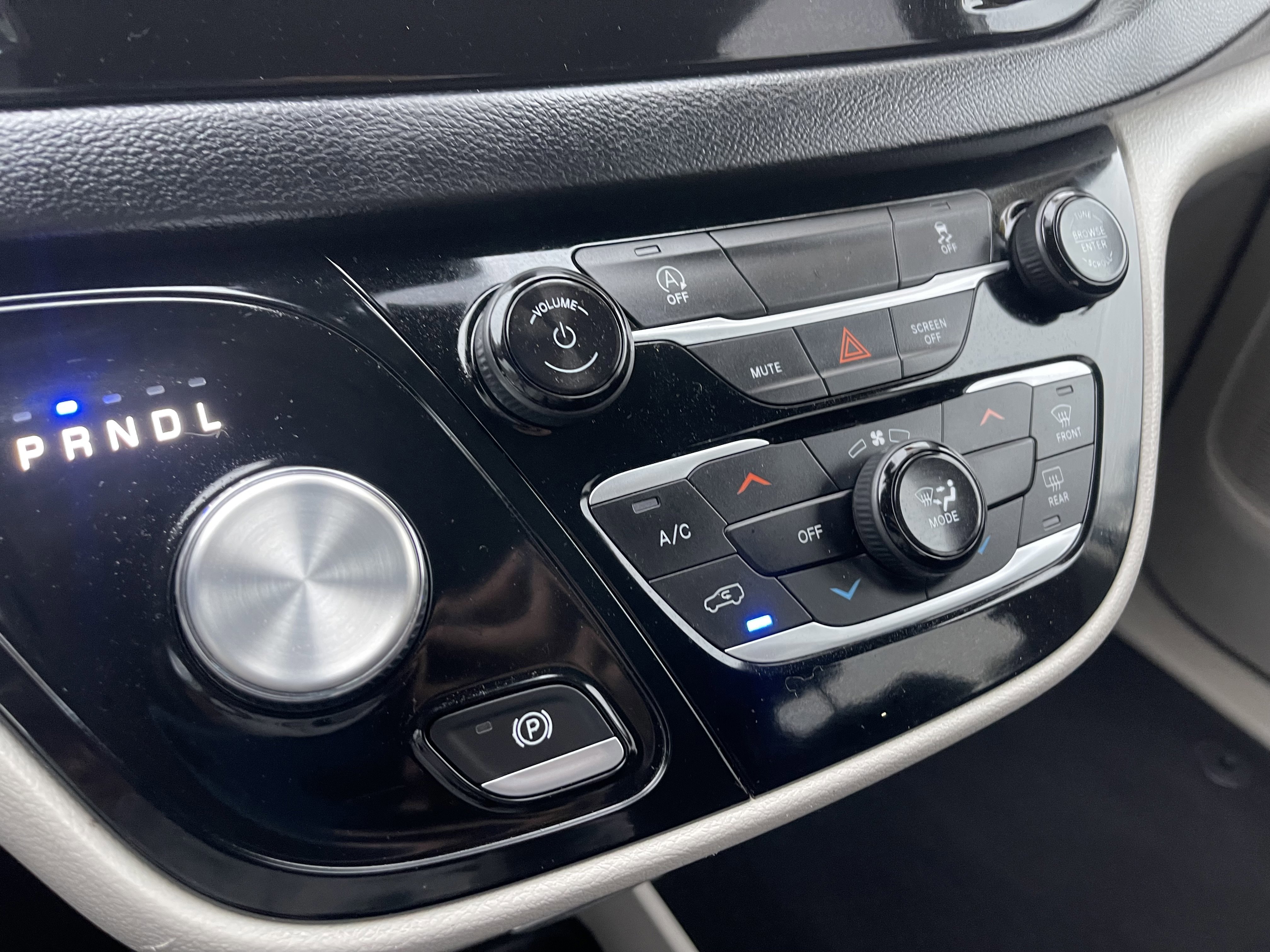 Used 2023 Chrysler Voyager LX image 26