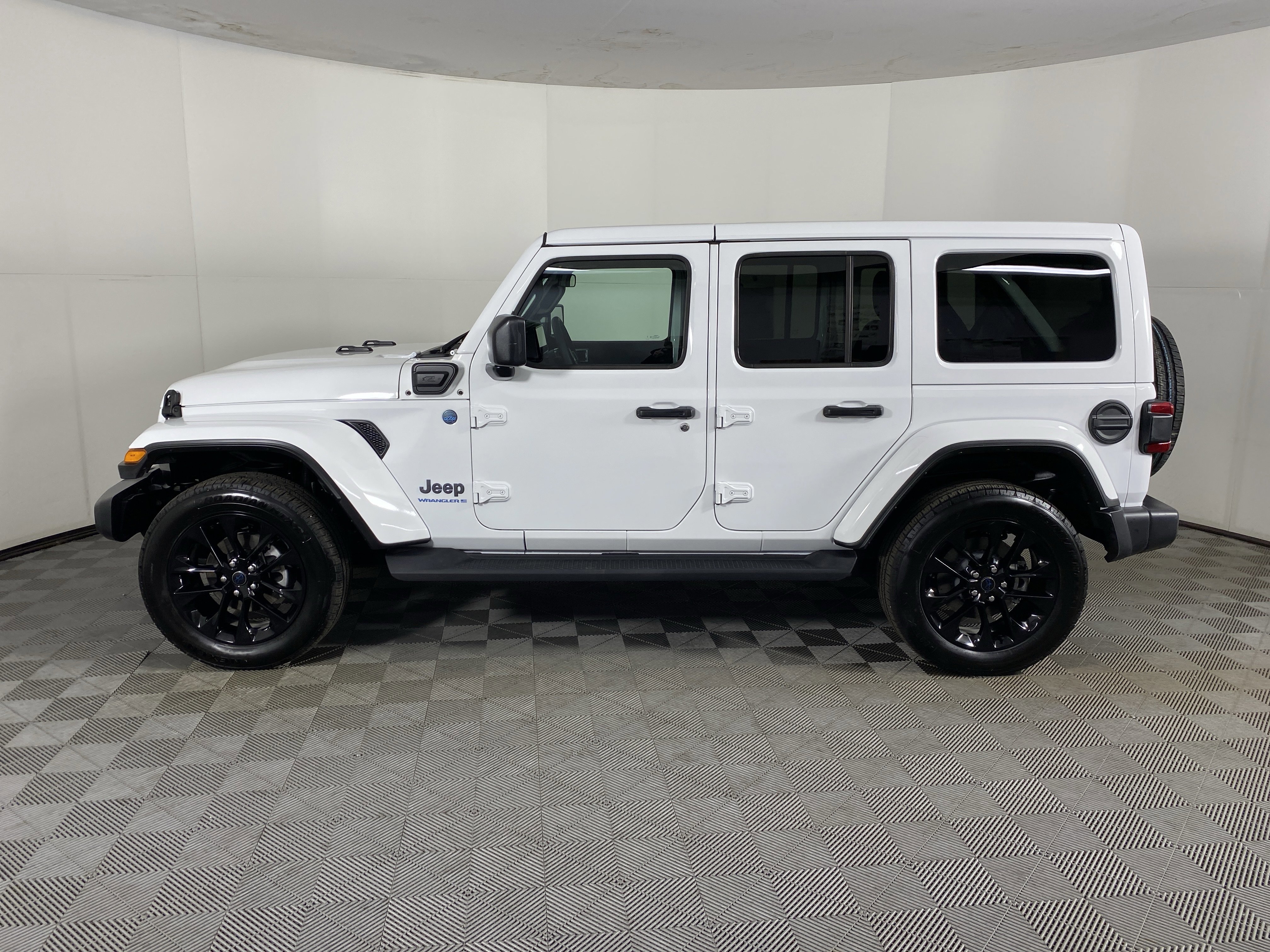 Used 2025 Jeep Wrangler Sahara AWD/4WD image 10