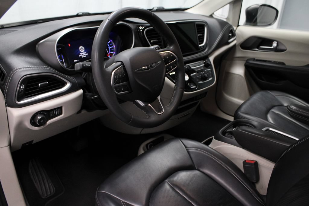 Used 2023 Chrysler Pacifica Touring-L FWD image 24