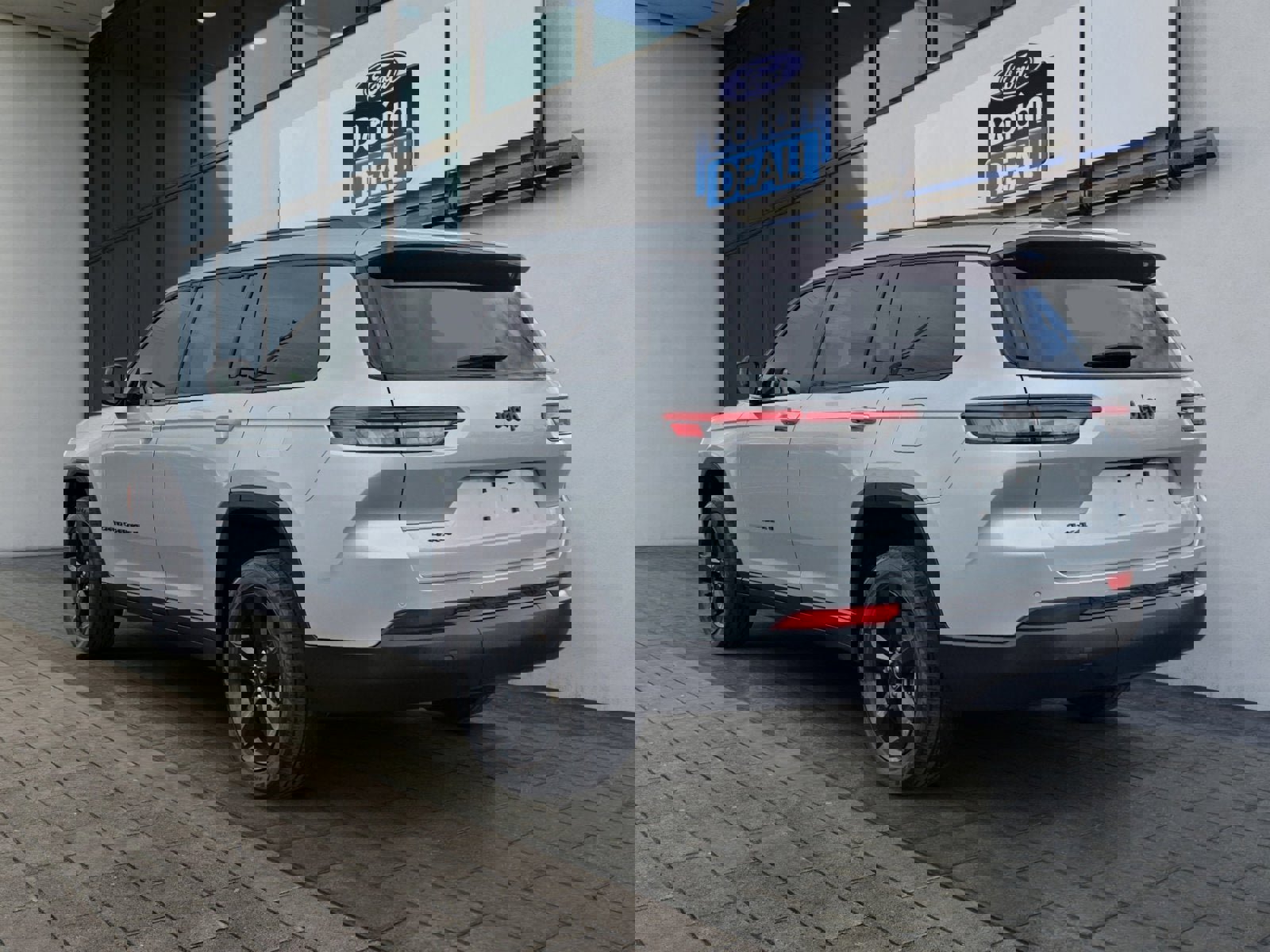 Used 2023 Jeep Grand Cherokee L Laredo image 5