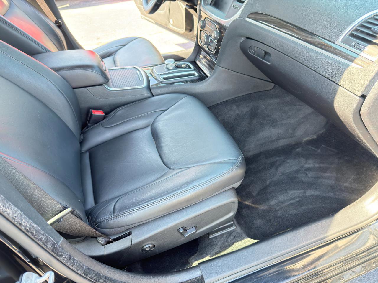 Used 2015 Chrysler 300 Limited w/ Driver Convenience Group image 28