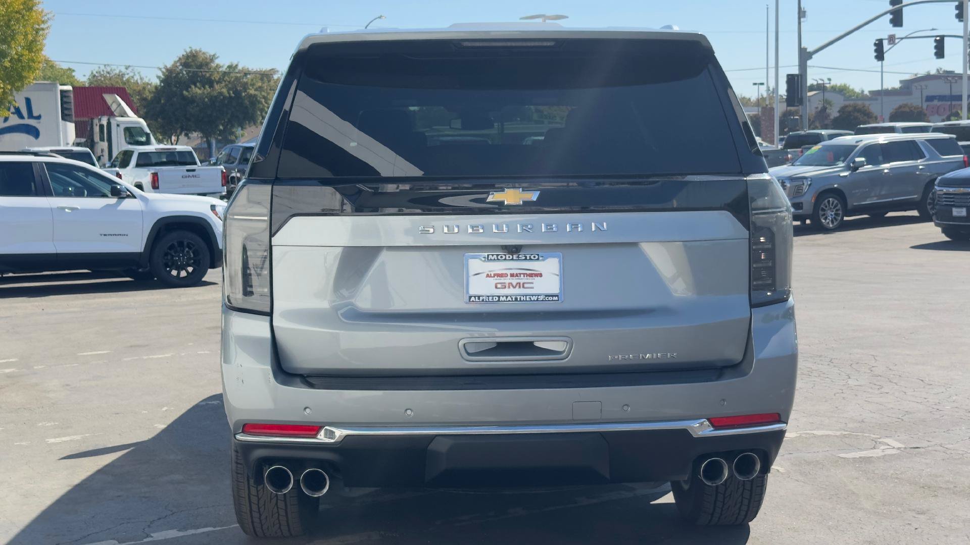 Used 2025 Chevrolet Suburban Premier AWD/4WD image 5