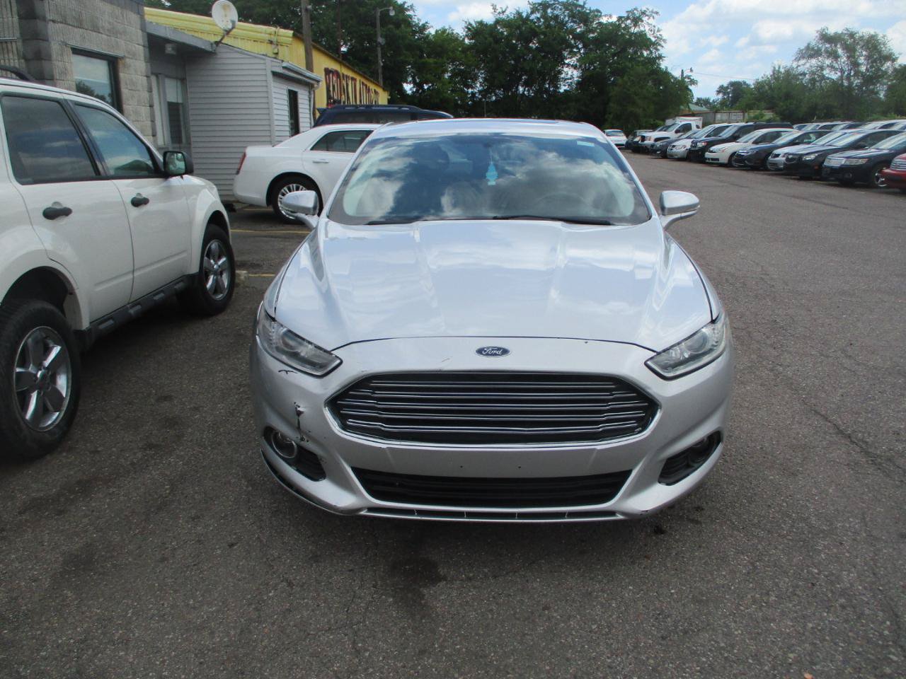 Used 2016 Ford Fusion SE w/ Equipment Group 201A FWD image 2