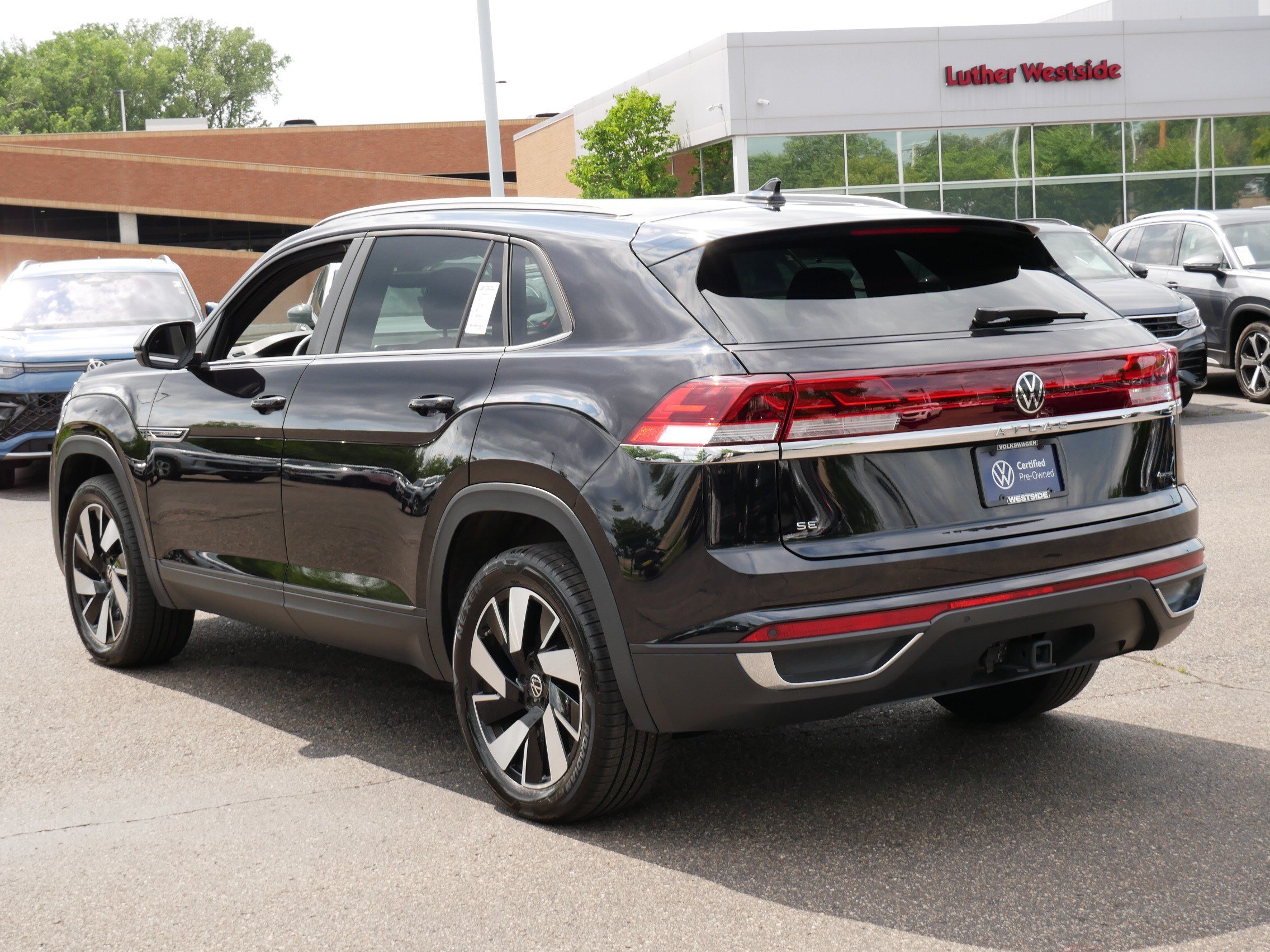 Used 2024 Volkswagen Atlas Cross Sport SE w/ Panoramic Sunroof Package AWD/4WD image 5
