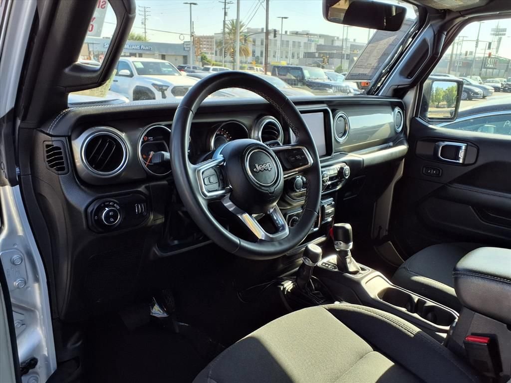 Used 2023 Jeep Gladiator Overland AWD/4WD image 14