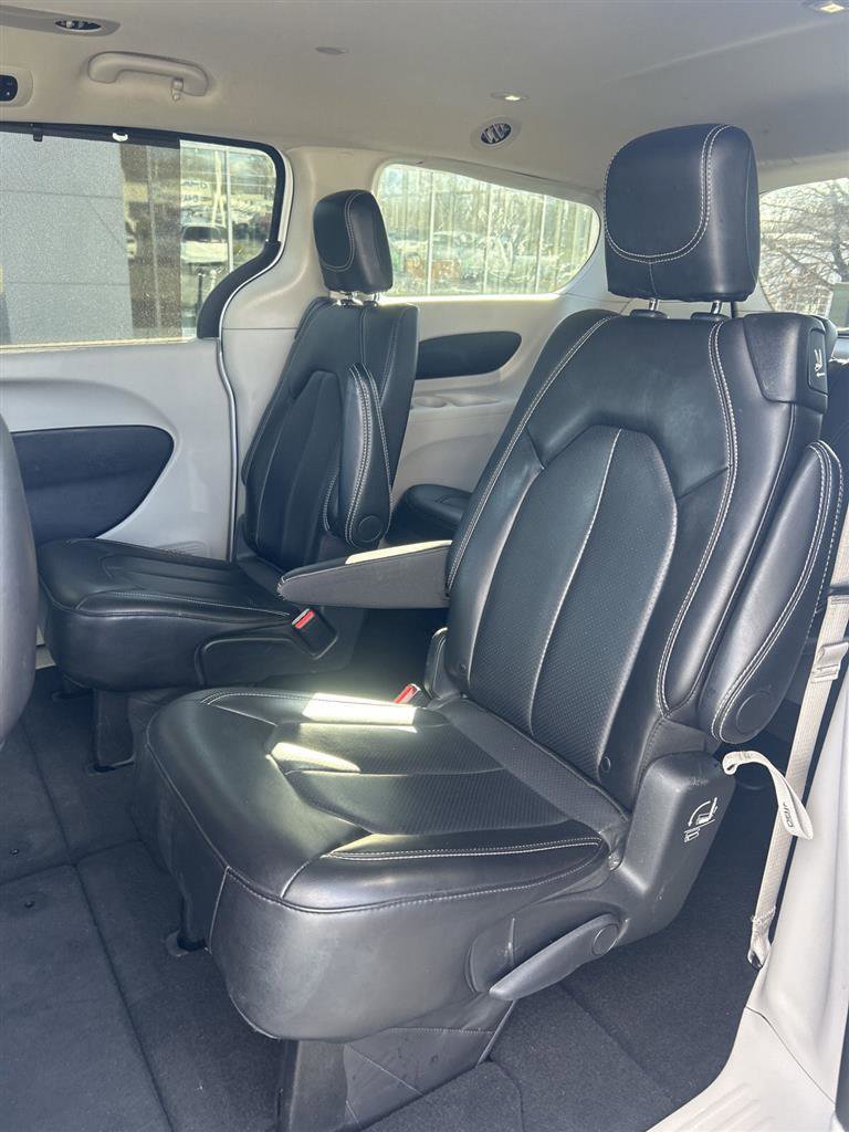 Used 2024 Chrysler Pacifica Touring-L image 7
