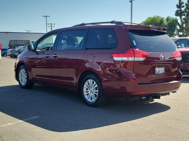 Used 2014 Toyota Sienna XLE FWD image 2