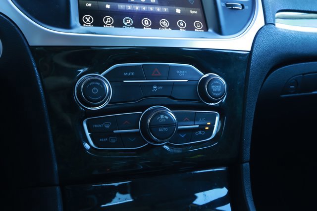 Used 2017 Chrysler 300 C RWD image 18