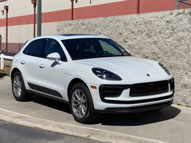 Certified 2025 Porsche Macan image 9