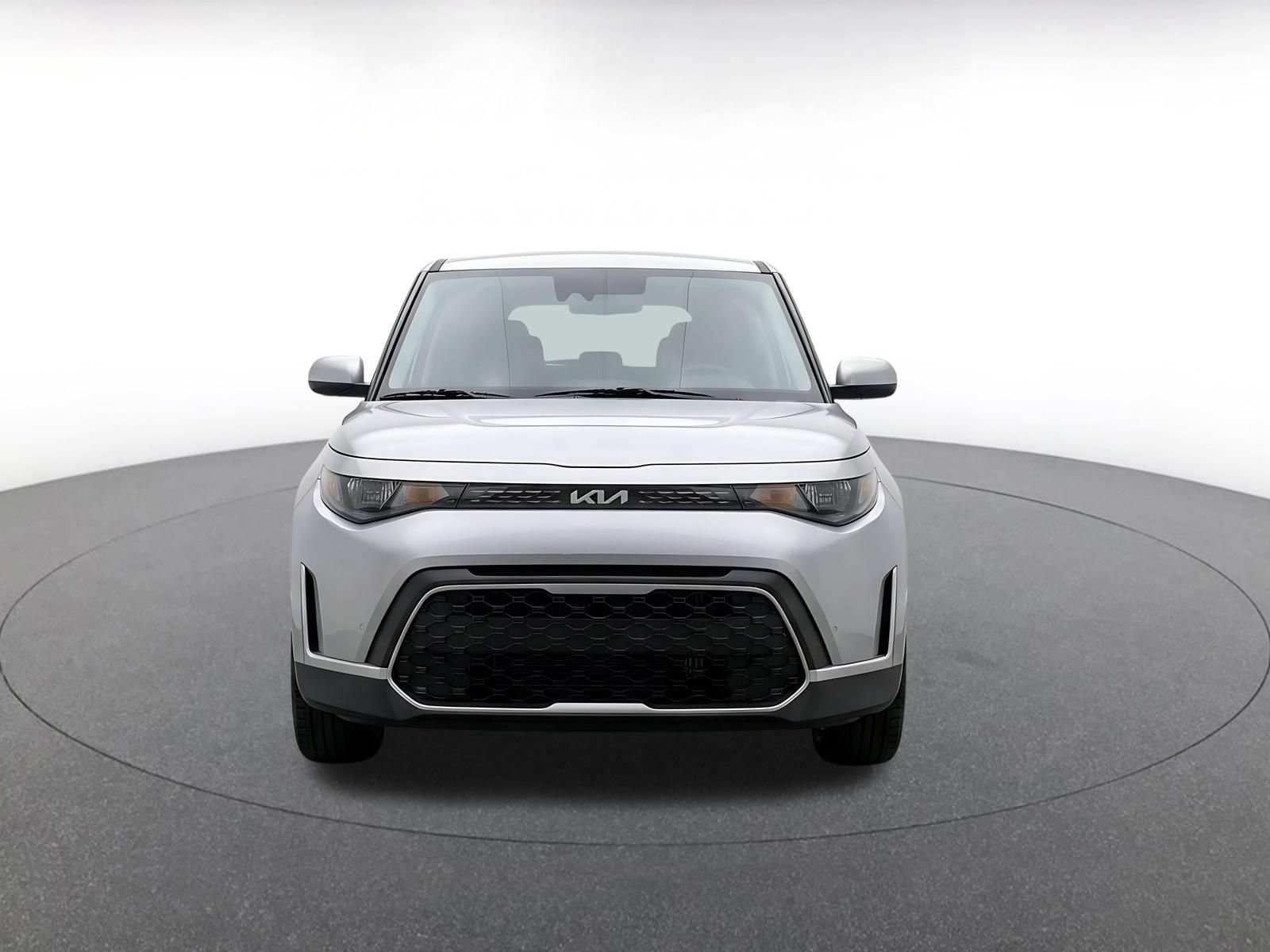 Used 2025 Kia Soul LX w/ LX Technology Package FWD image 2