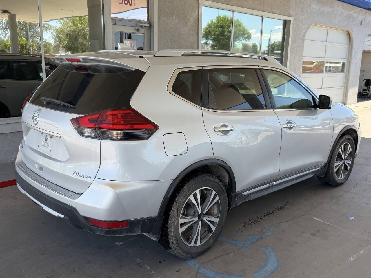 Used 2017 Nissan Rogue SL w/ SL Premium Package AWD/4WD image 8