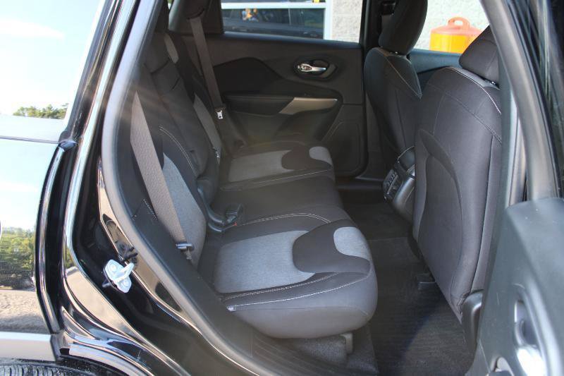 Used 2017 Jeep Cherokee Sport FWD image 13