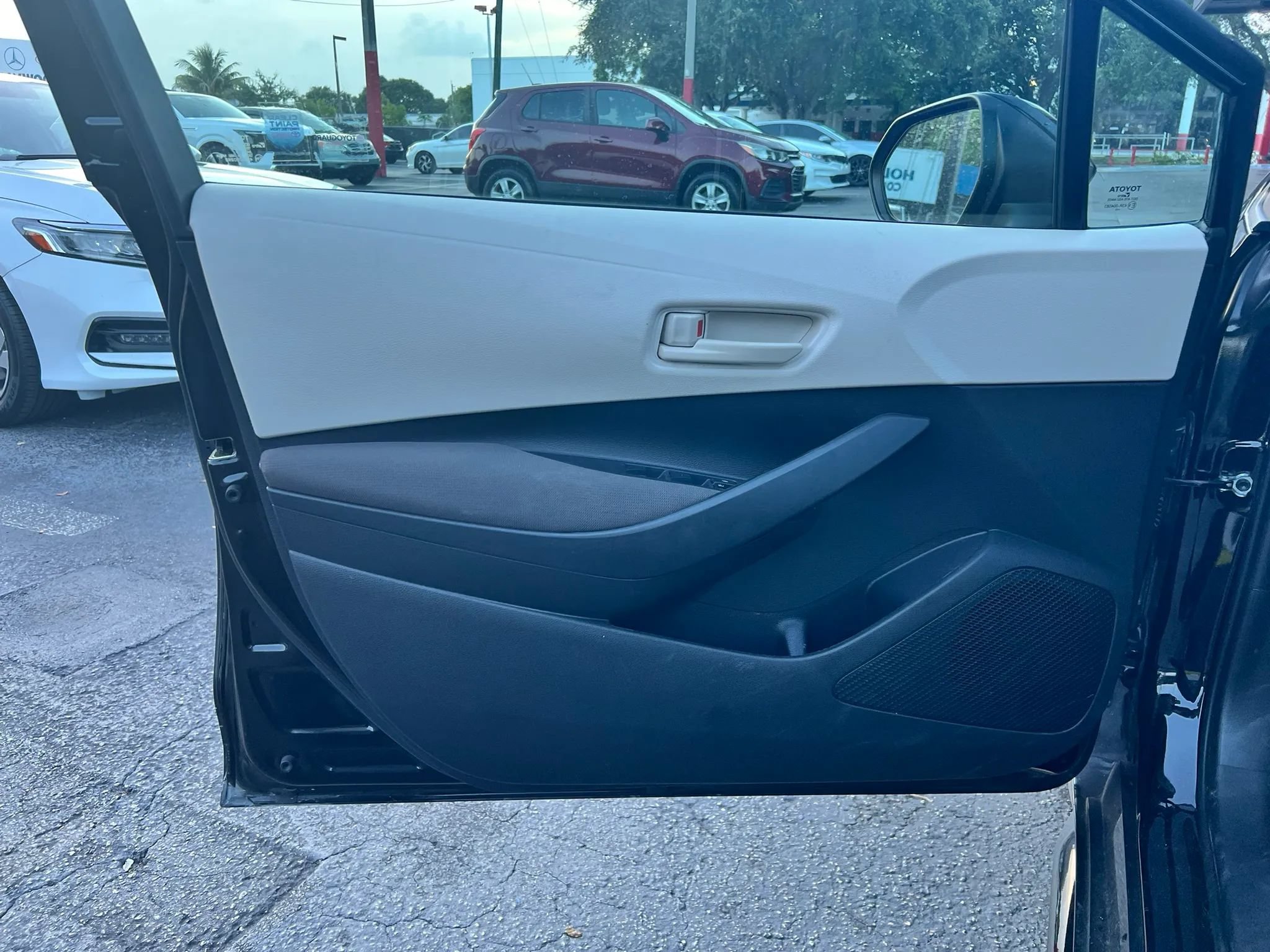 Used 2023 Toyota Corolla LE FWD image 11