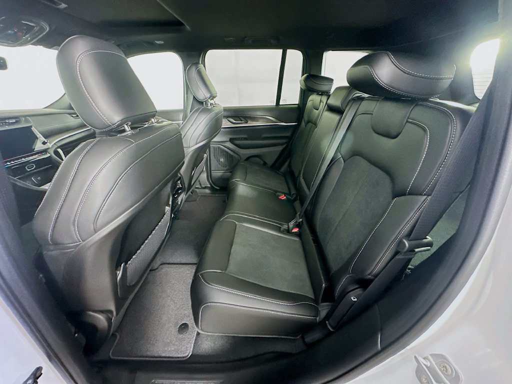 New 2026 Jeep Grand Cherokee Altitude AWD/4WD image 33