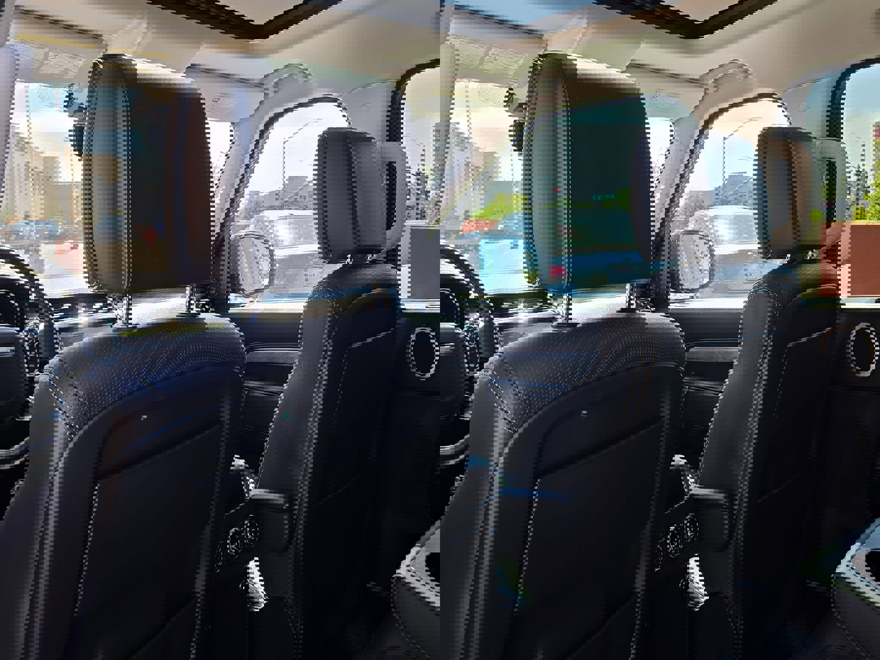 Used 2017 Land Rover Discovery First Edition image 19