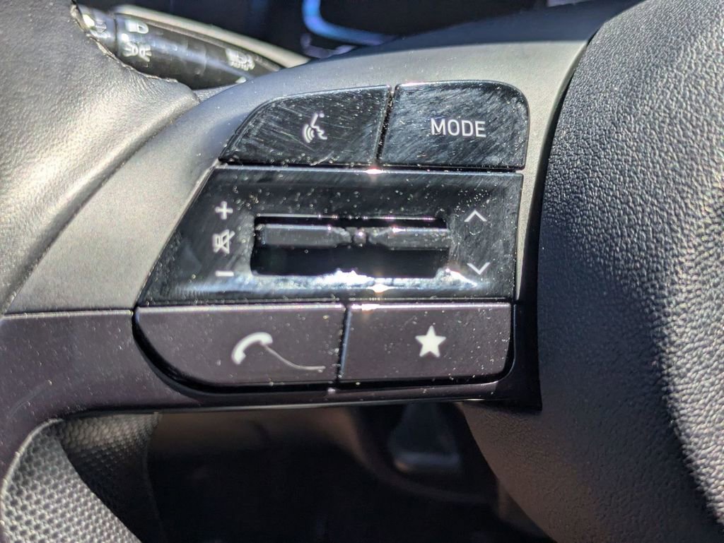 Certified 2025 Hyundai Elantra Sport image 17