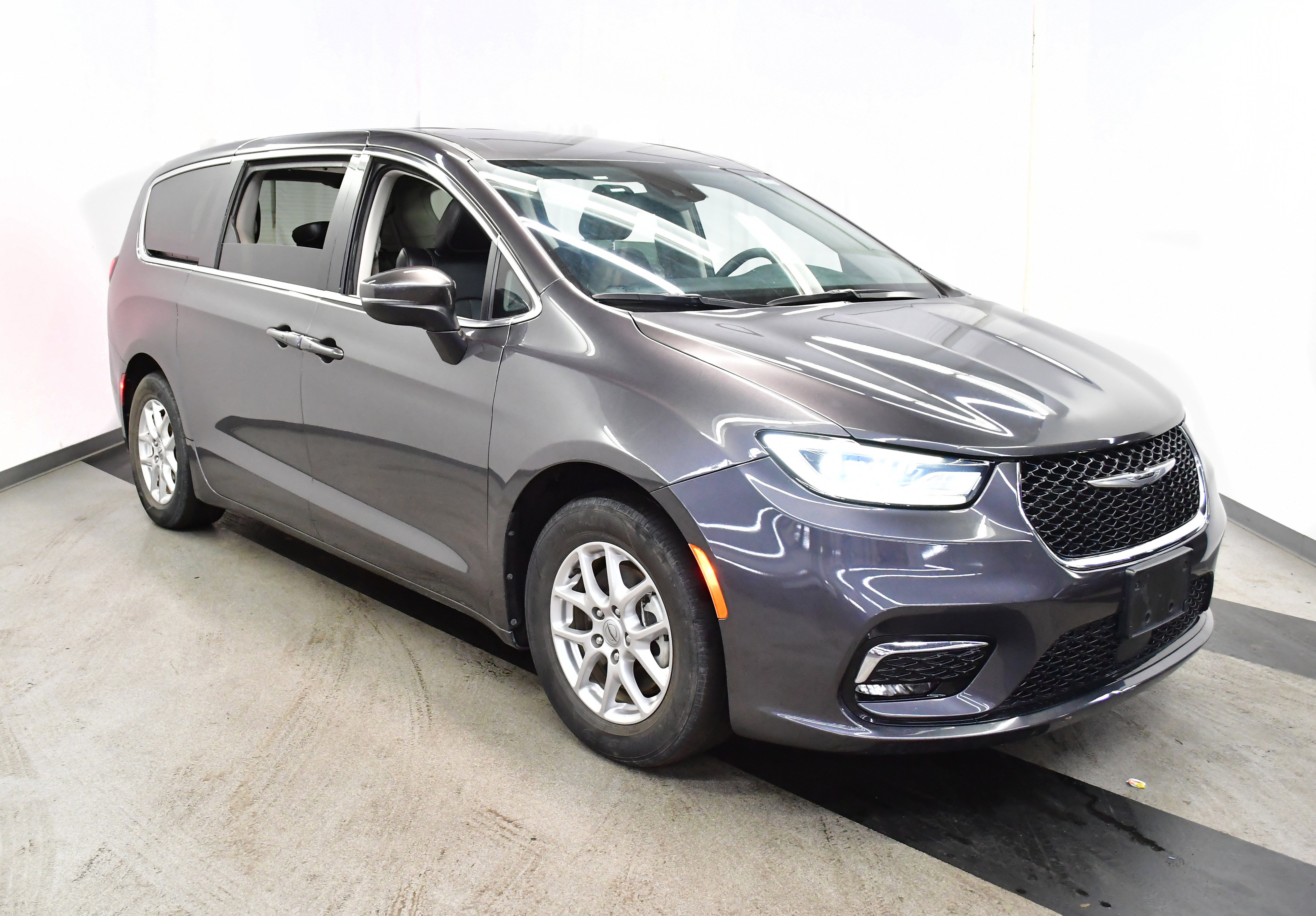 Used 2023 Chrysler Pacifica Touring-L image 2