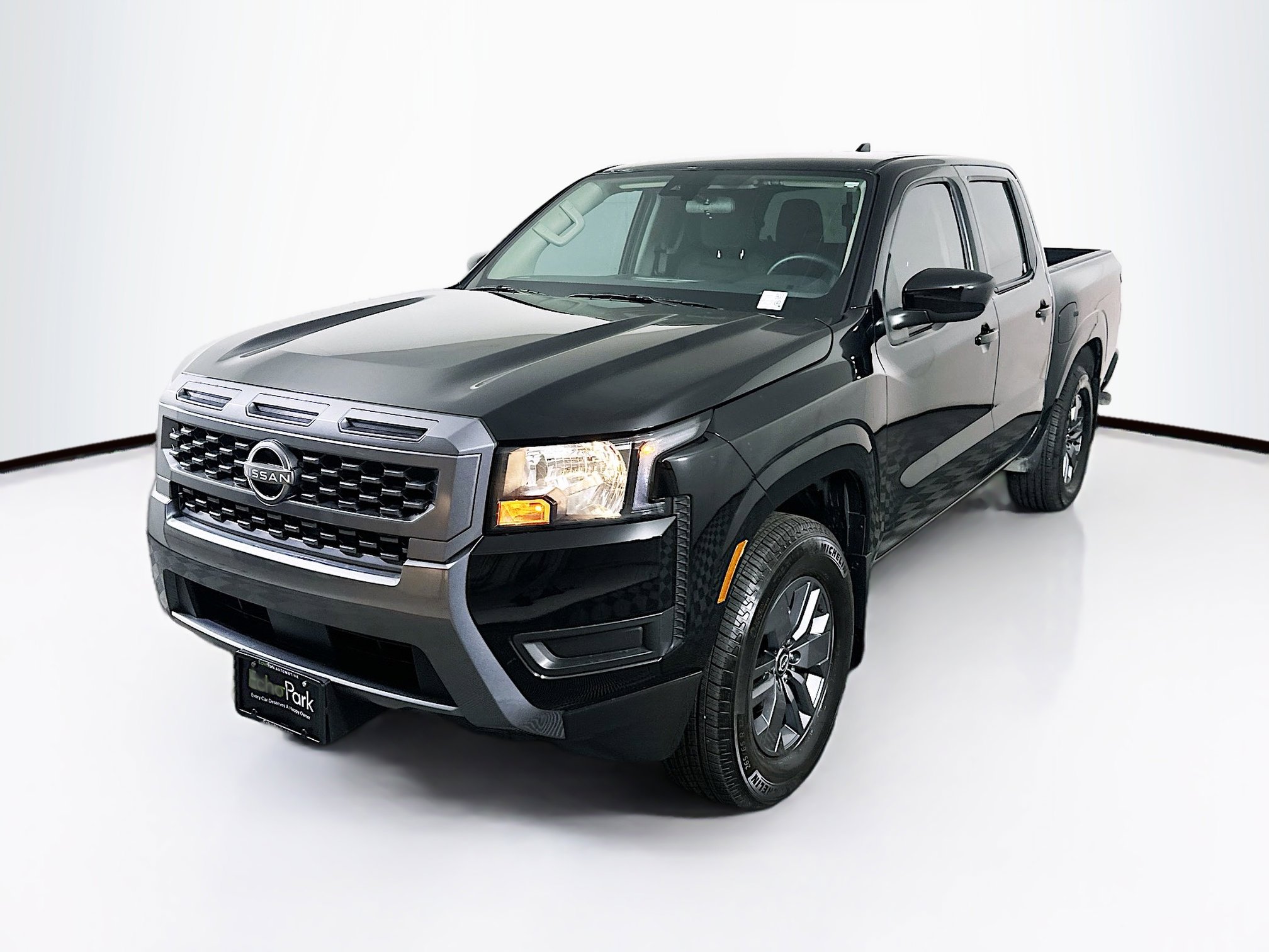 Used 2025 Nissan Frontier SV image 3